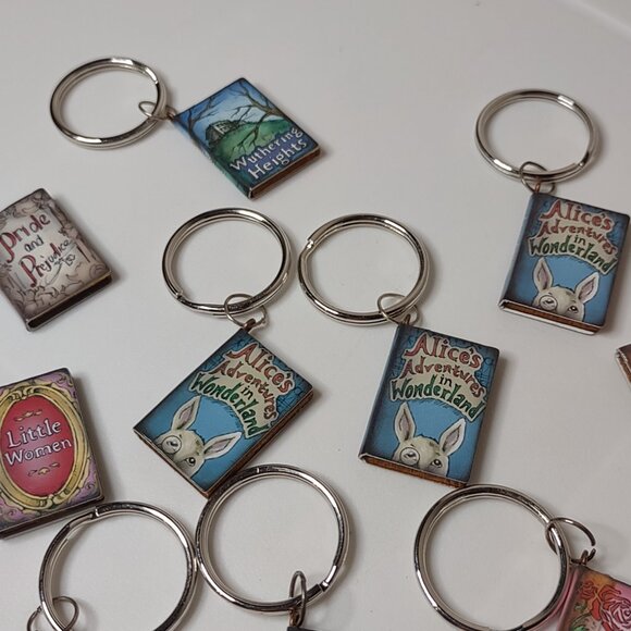 Lot Of 15 Little Faux Book Keychains - Picture 7 of 14